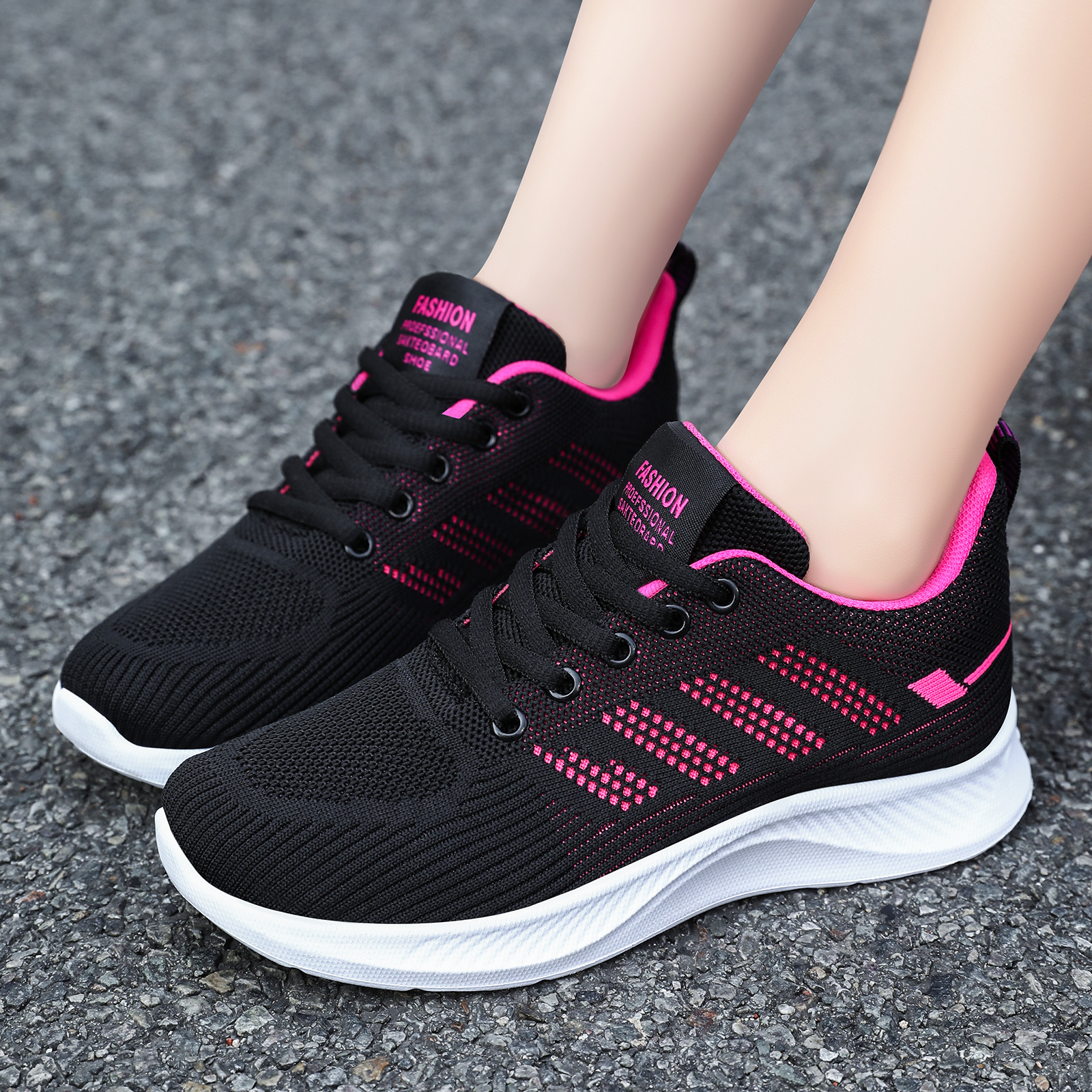 Women's casual soft-soled sports shoes, breathable single shoes, flying mesh shoes, mom shoes wholesale and consignment, running shoes for women full figure