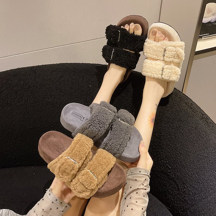 The new thick-soled open-toe slippers for women's outerwear in the autumn and winter of 2025 are retro, fashionable and versatile. The one-shoulder wool slippers for women Application Scenario