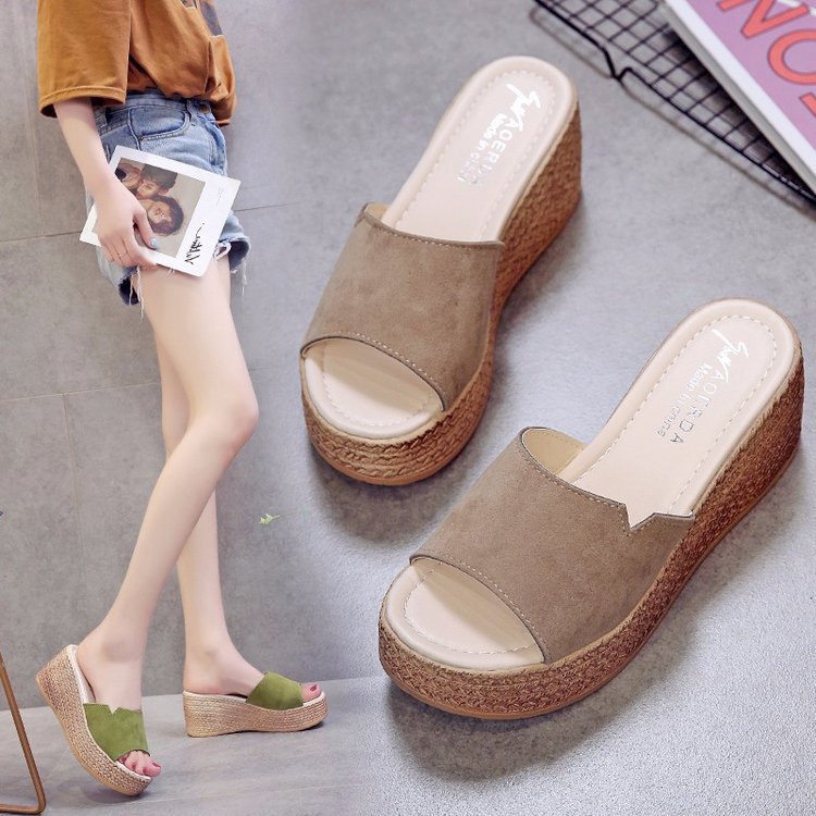 This is a fashionable summer outerwear for women. It features a Korean version of waterproof sloping and flip-flops, thick-soled high-heel flip-flops with a sponge sole full figure