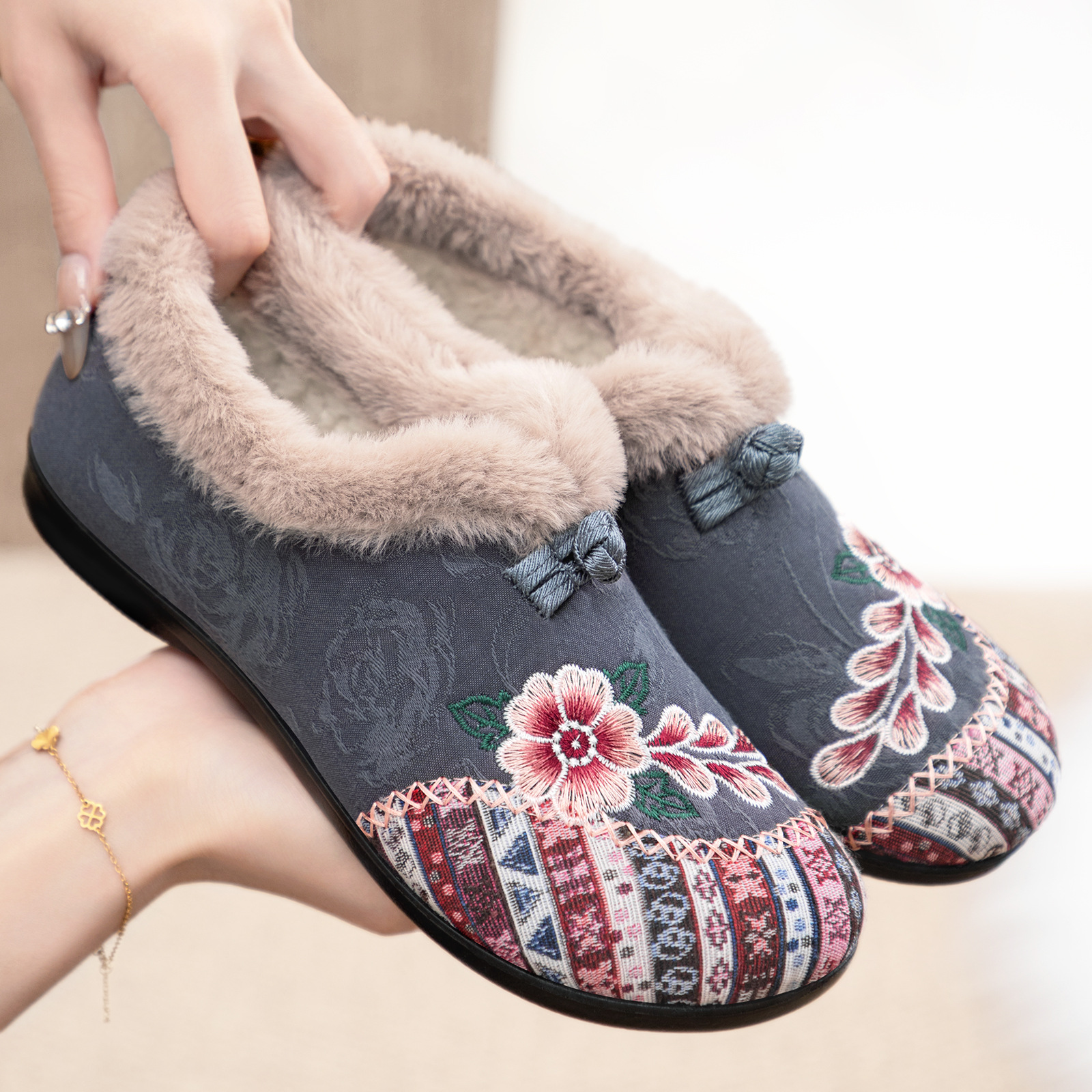New winter cotton shoes for women, fleece and thickened cotton shoes, cross-border consignment, embroidered mom shoes, casual shoes, one pair of cotton boots full figure