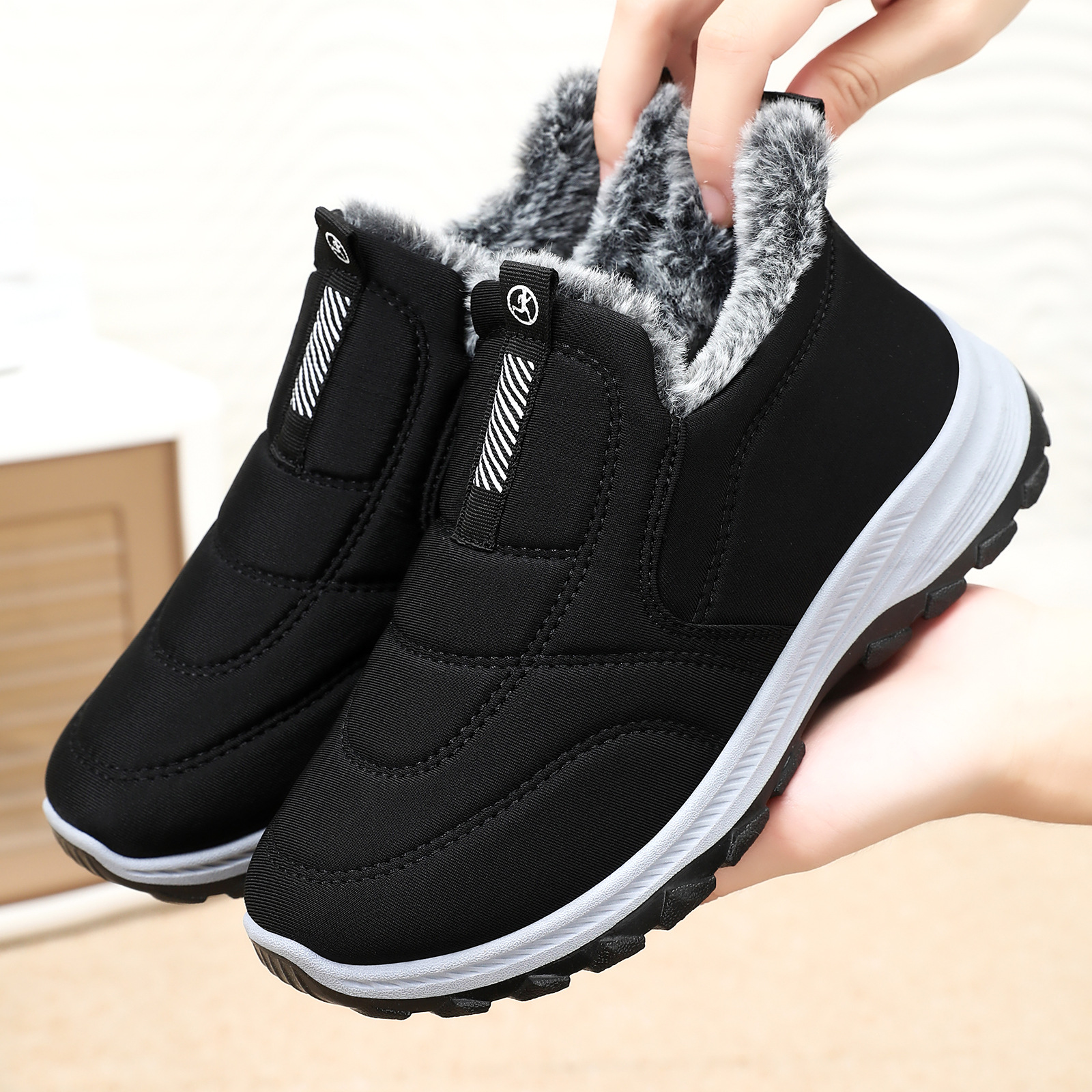 Cotton shoes Women 2025 Winter New style Women's shoes and boots, cross-border warm and comfortable mom shoes, fleece and thickened snow boots details Picture
