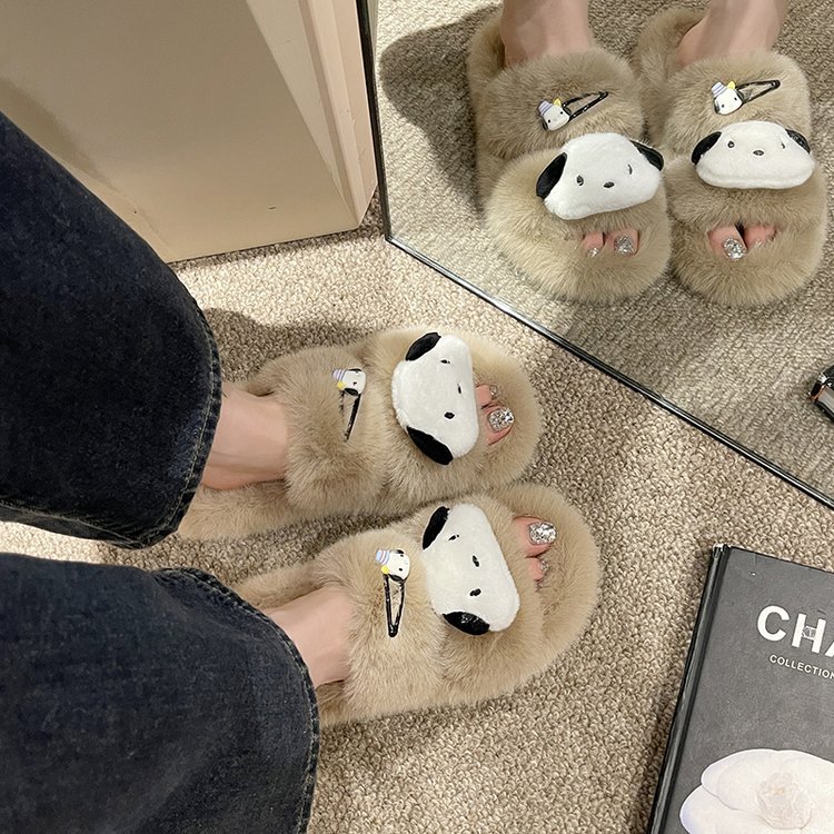 This is a trendy and cute cotton slipper for women to wear at home in autumn and winter, with a flat bottom Application Scenario