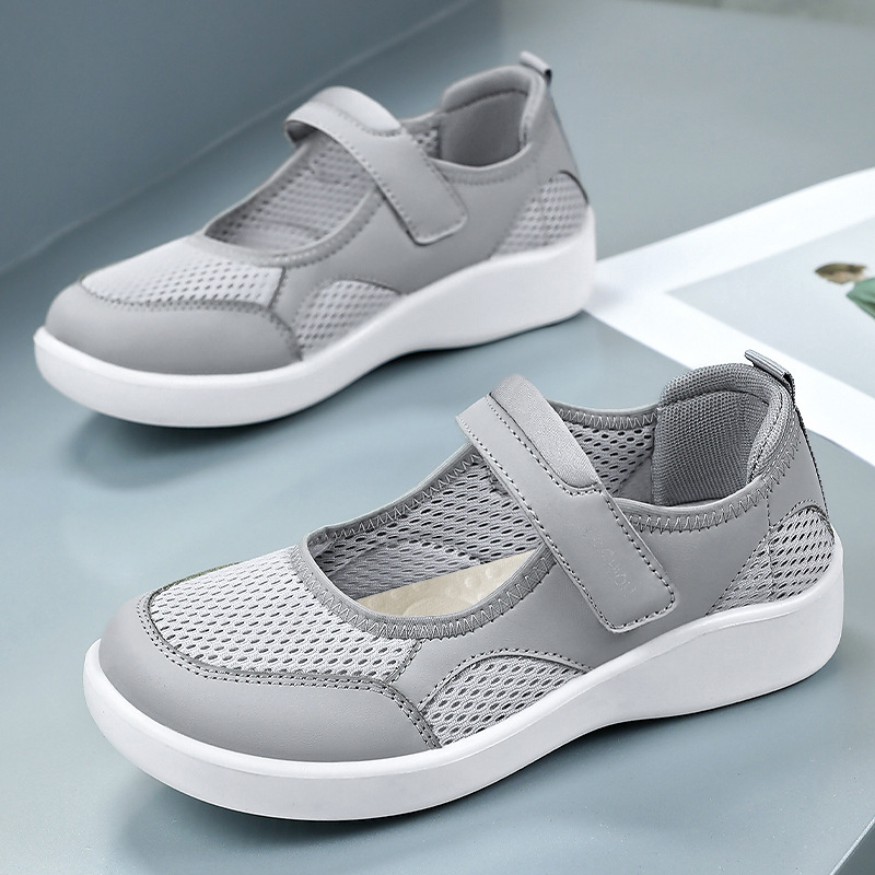 New breathable casual shoes that are versatile for women. Soft soles that don't cause foot fatigue. Velcro shoes for middle-aged and elderly mothers details Picture