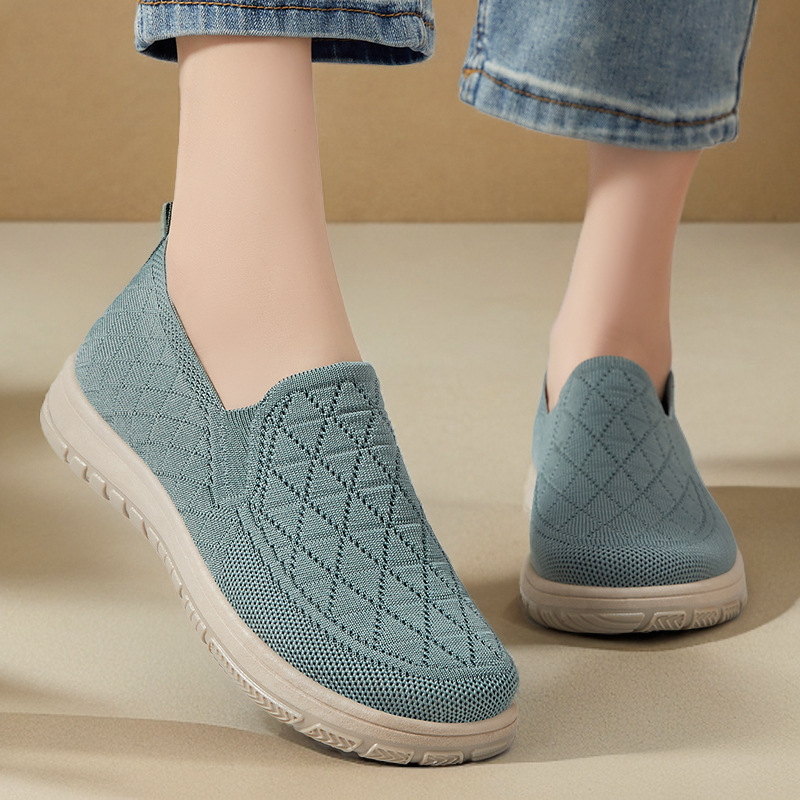 This is a new autumn collection of shoes for women. It features old Beijing cloth shoes with a shallow opening and flat bottom, soft soles, and is comfortable and versatile. It's a mom's shoe Specification drawing