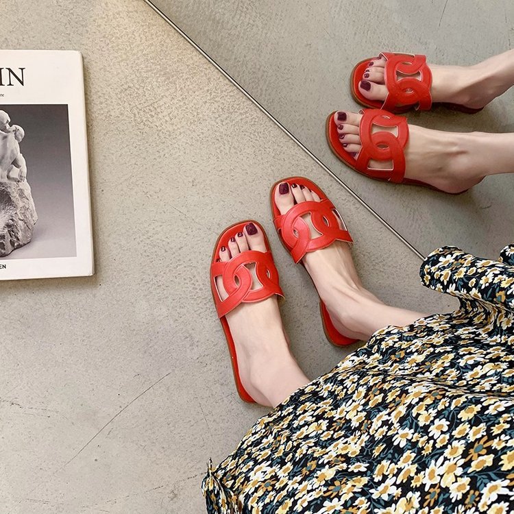 Pig-nosed slippers for women to wear outside in 2025, a new style of popular one-shoulder flat plastic beach jelly flip-flops Application Scenario