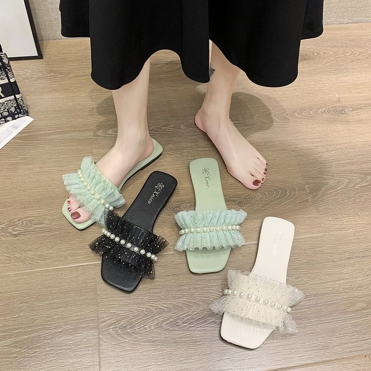 In the summer of 2025, the new style of cool slippers for women is a must-have. Wearing fashionable sandals with a fairy style and casual single shoes for women details Picture