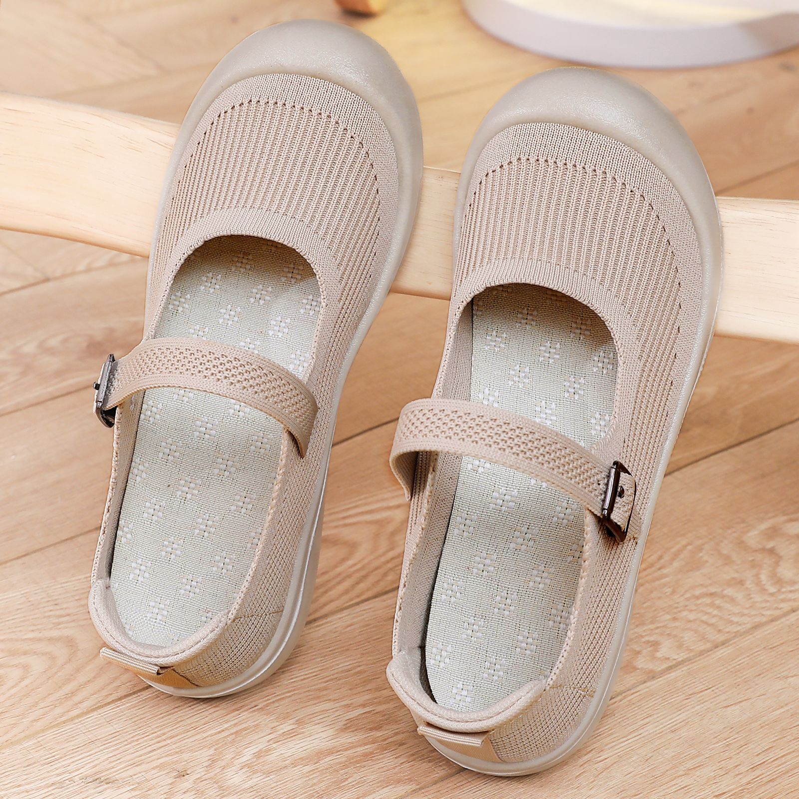 Women's autumn new breathable single shoes factory direct sales, not tiring to the feet casual shoes, hollowed-out, versatile and comfortable women's shoes full figure