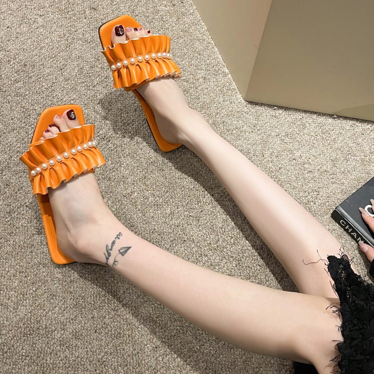 Women's slippers with ruffled edges and pearl 2025 new summer flat one-shoulder Roman flip-flops Application Scenario