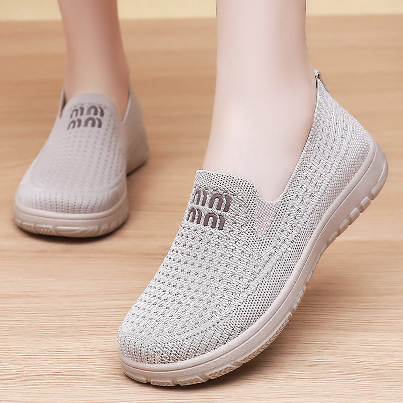 This is a versatile and breathable single shoe for women. It has a soft sole and is not tiring on the feet. It has a thick sole and is casual. It's an old Beijing cloth shoe. Women can wear mom shoes with one foot details Picture