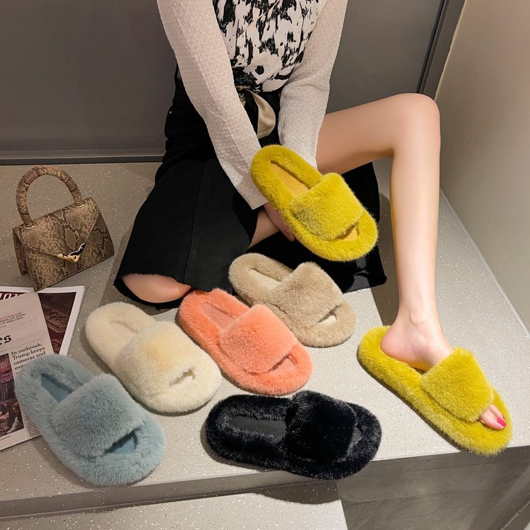 In the autumn and winter of 2025, the popular slippers for export are large-sized 42mm woolen slippers for women to wear outside and keep warm full figure