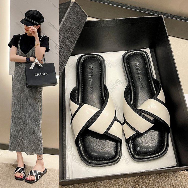 Fashionable slippers for women's outerwear 2025 new flat, versatile, casual cross-shaped flip-flops, beach shoes, and one-shoulder women's shoes full figure