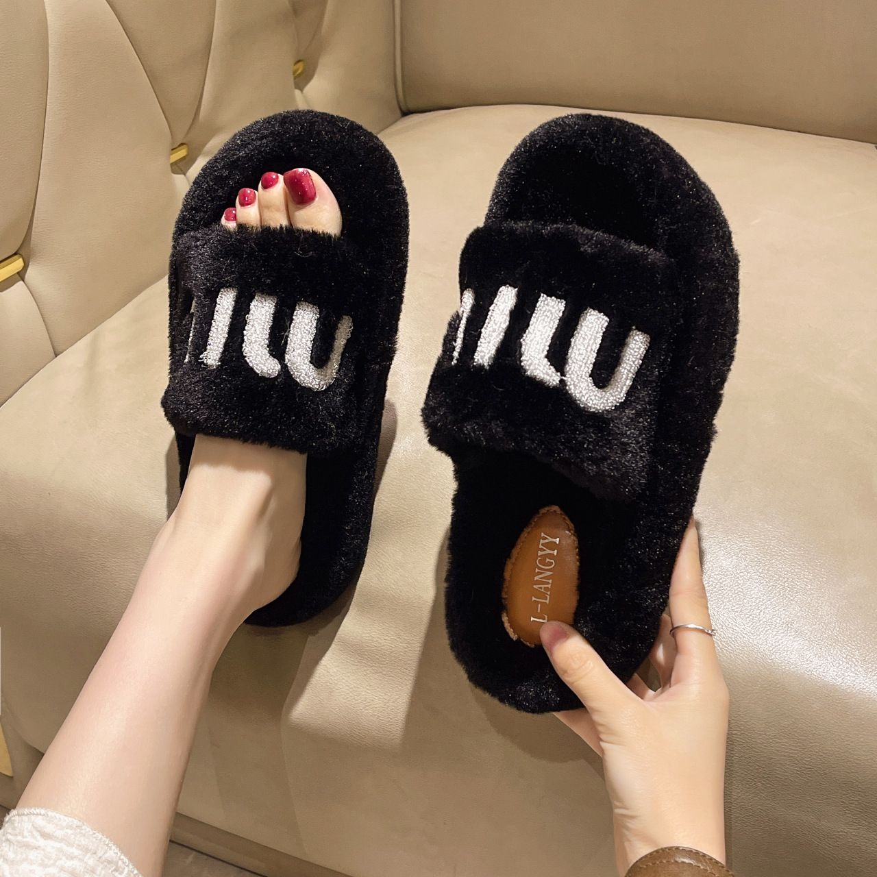 Xiaoxiangfeng 4-cm height-increasing woolen slippers for women's outerwear 2025 autumn/Winter bestseller Letter style warm thick-soled cotton slippers Specification drawing