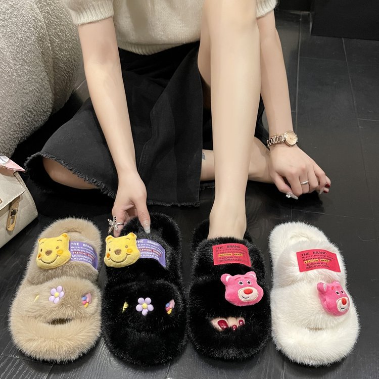New comfortable and cute plush cotton slippers for women's casual wear in autumn and winter 2025 Application Scenario