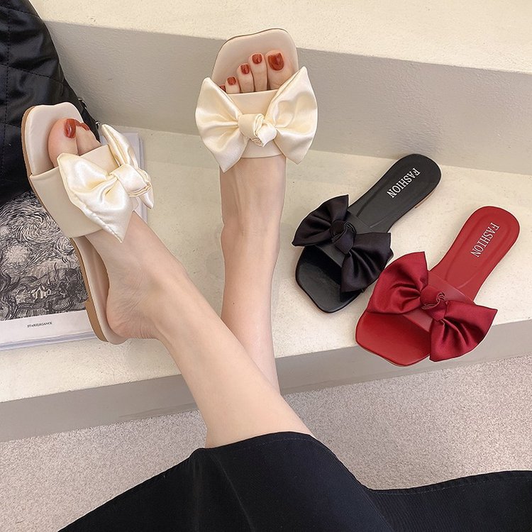 New women's shoes for Spring/Summer 2025: square-toed, flat-bottomed, open-toe, one-shoulder flip-flops, Korean-style fashionable bow women's slippers Application Scenario