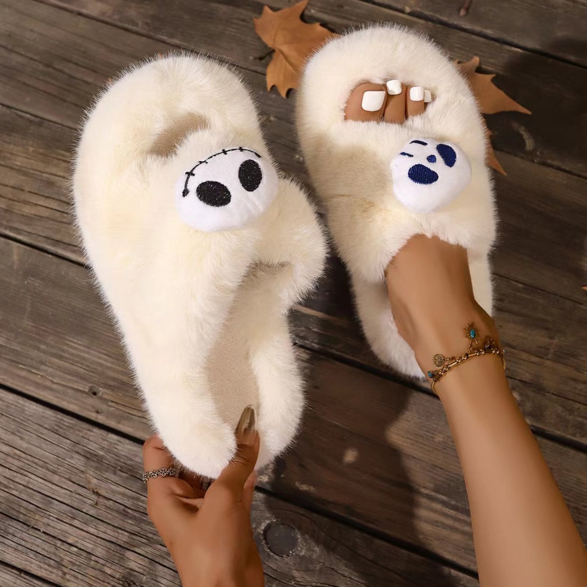 Wholesale of women's autumn and winter fashion and home indoor warm and anti-slip plush cotton slippers with crossed skulls Specification drawing
