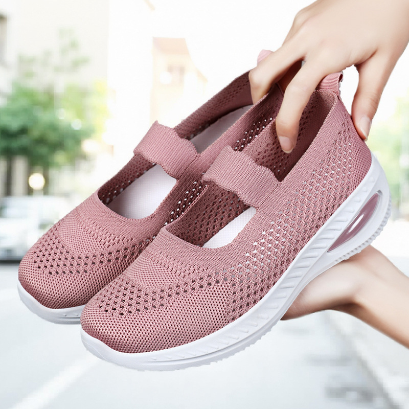 New women's shoes, old Beijing cloth shoes, autumn wide-toed mom shoes, comfortable, light and soft-soled walking shoes for the elderly full figure