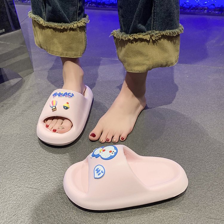 Wholesale of A Dream's new summer women's flip-flops for outdoor use at home, thick-soled anti-slip and comfortable to step on Application Scenario