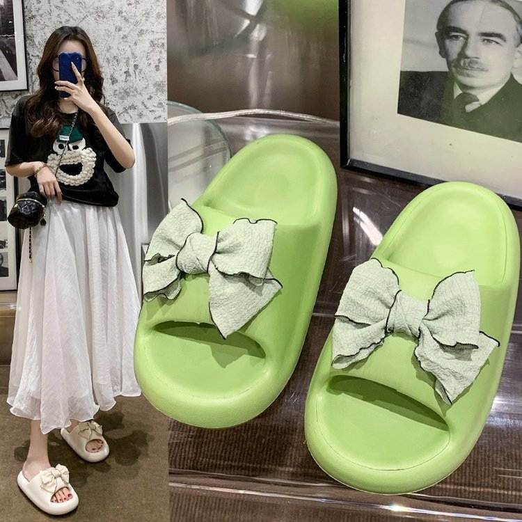The 2025 new style of women's summer sandals are soft-soled, fashionable and cartoonish thick-soled, and are suitable for indoor bathroom use with a feeling of stepping on feces on the beach full figure