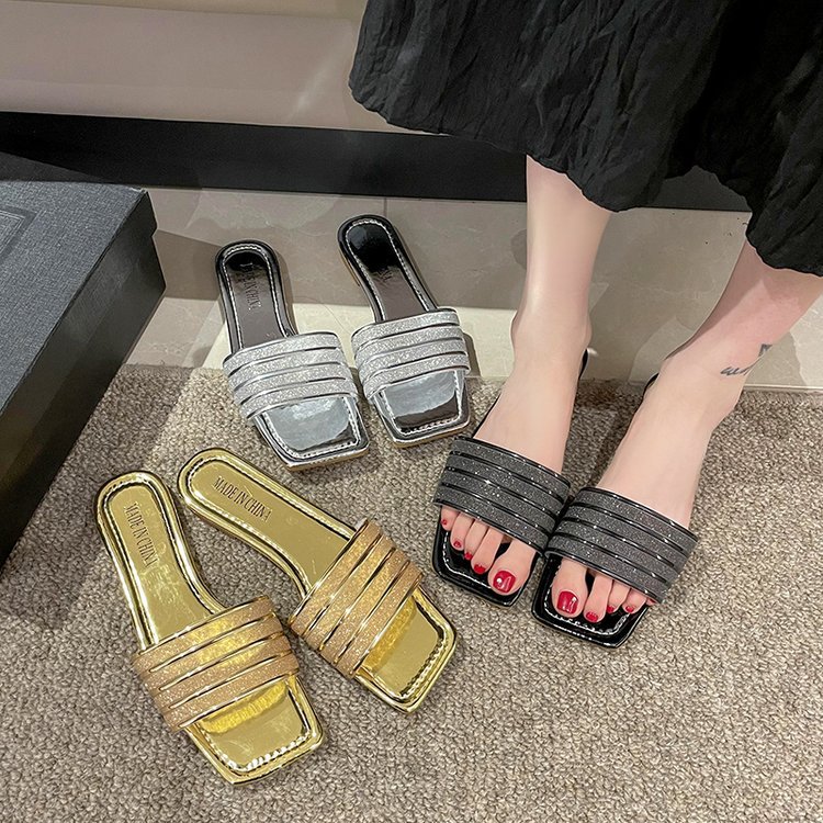 One-piece flat slippers, casual and versatile women's beach cool slippers, large-sized women's cross-border slippers for export, new summer style Application Scenario