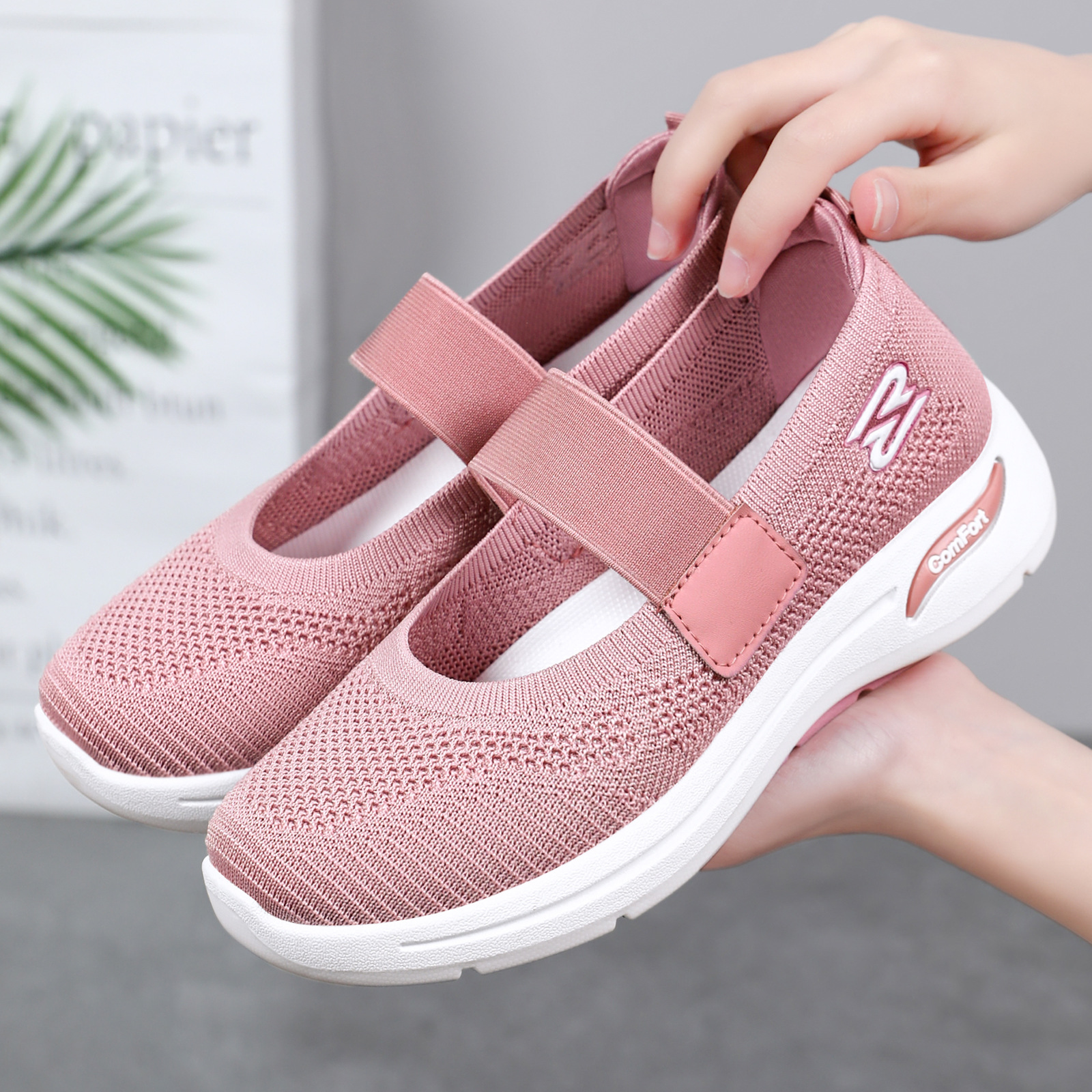 Women's autumn collection shallow-mouthed cross-border distribution women's shoes, comfortable Velcro shoes for middle-aged and elderly mothers, soft-soled walking shoes details Picture