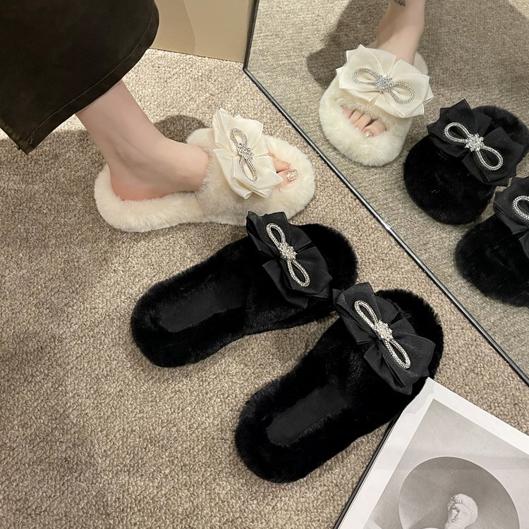 In the autumn and winter of 2025, there are some trendy thick-soled, fluffy, and stylish furry slippers for casual wear details Picture
