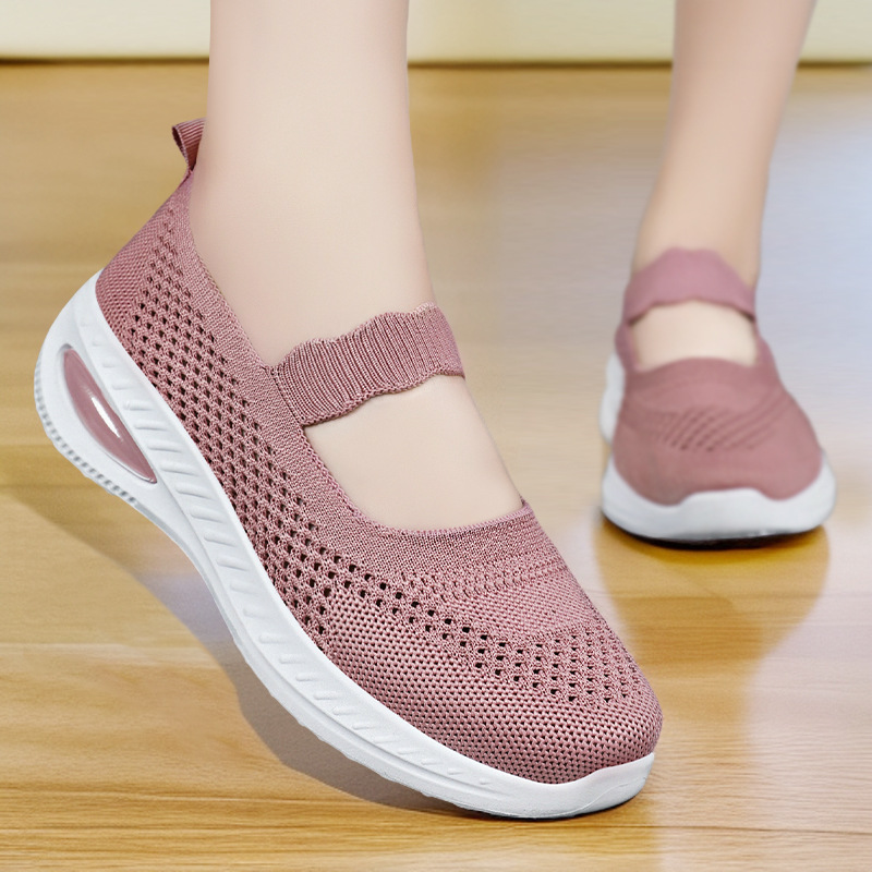 Soft soles for women, not tiring to the feet. New autumn cross-border old Beijing cloth shoes for women, comfortable and breathable. One step on mom's shoes details Picture