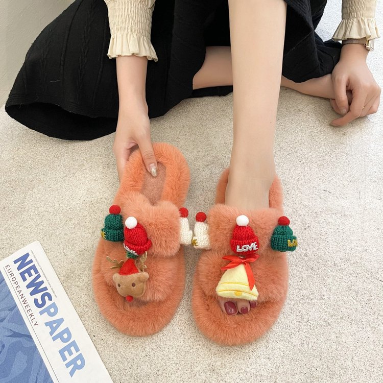 For the autumn and winter of 2025, there are some trendy thick-soled woolen slippers for women. They are versatile for Christmas and can be worn as a fluffy and fashionable one-word flip-flop Application Scenario