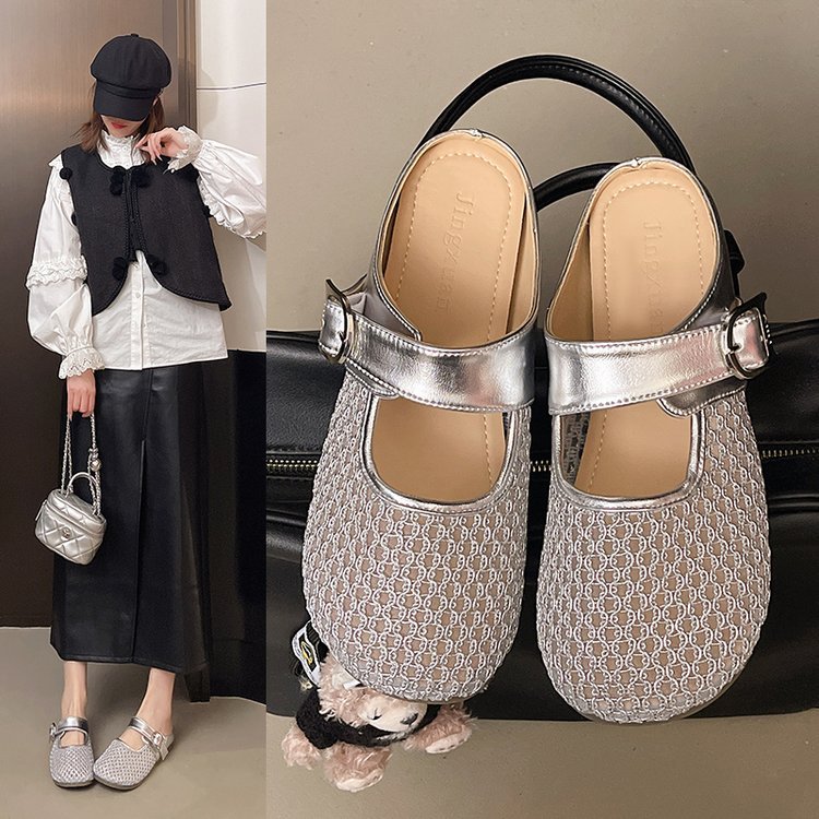 A new style of flat-bottomed, perforated, breathable, half-supported French skirt and flip-flops for women to wear outside in summer in 2025 details Picture