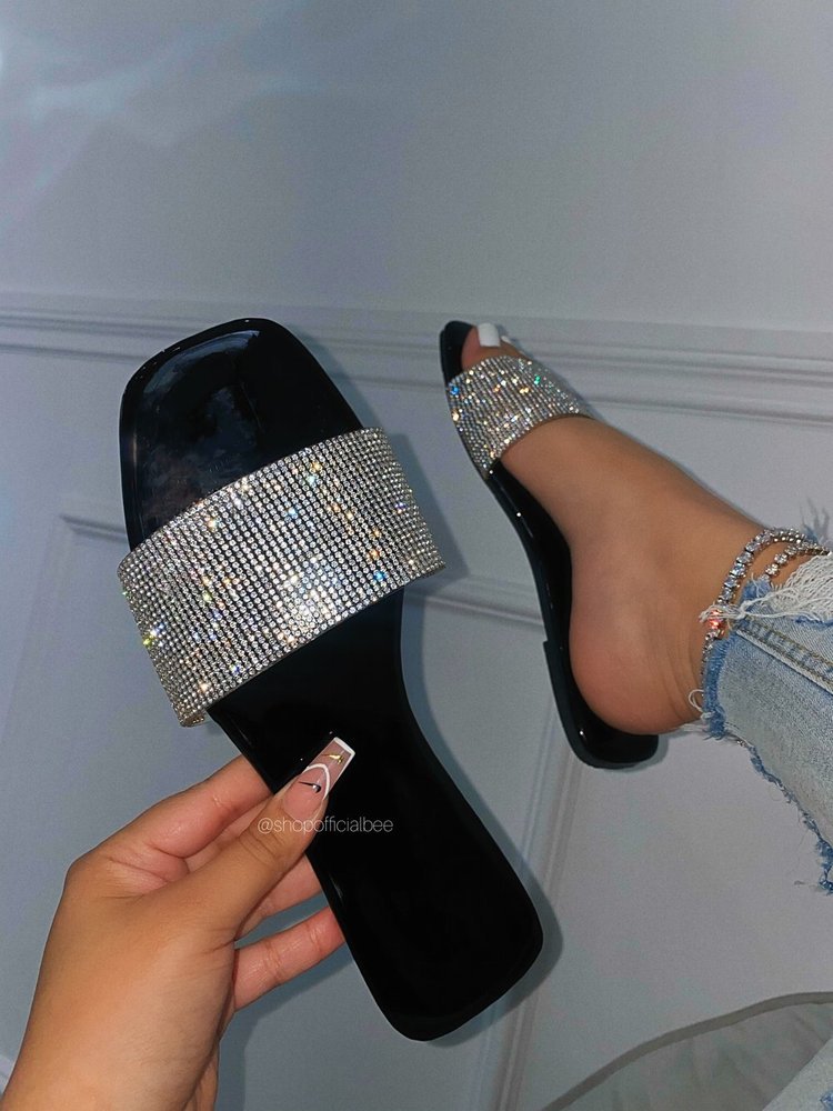 Sandals in a fairy-like style, 2025 summer new style, one-piece high heels with rhinestones, square toe, mid-heel, trendy thin heels, and flip-flops Application Scenario