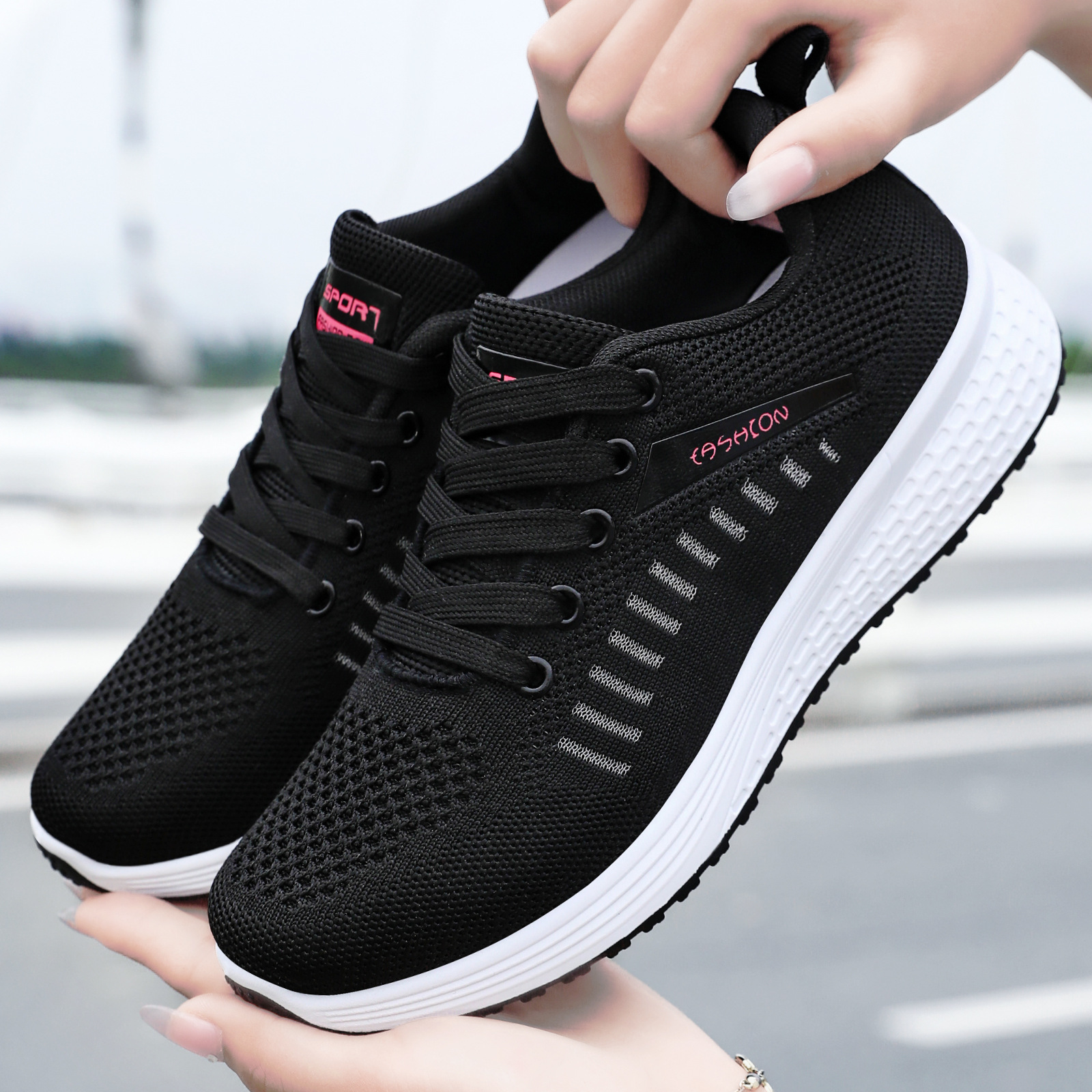 New soft-soled women's shoes, walking shoes for the elderly, lightweight and versatile, mom shoes, fashionable and casual sports shoes wholesale full figure