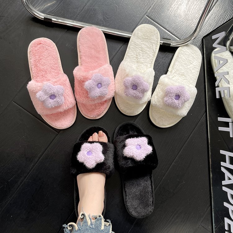 For the autumn and winter of 2025, there are flat, lightweight, anti-slip casual flip-flops for home wear with floral fur details Picture