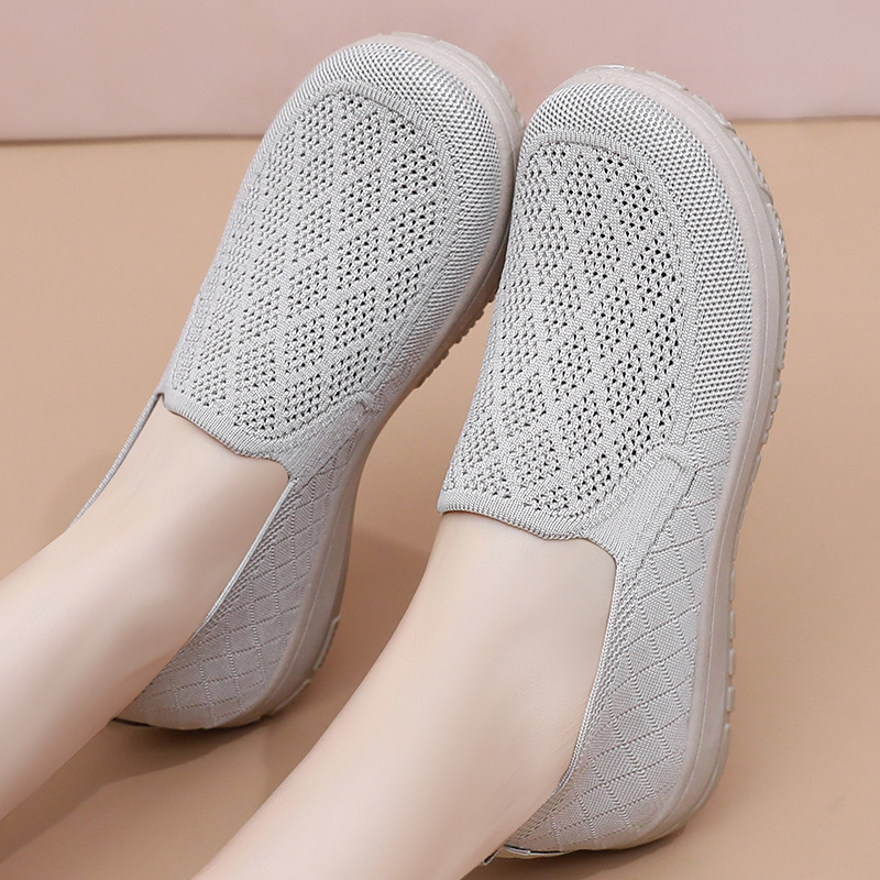 New casual shoes that are versatile for women. Old Beijing cloth shoes, shallow and flat shoes, soft soles, comfortable mom shoes details Picture