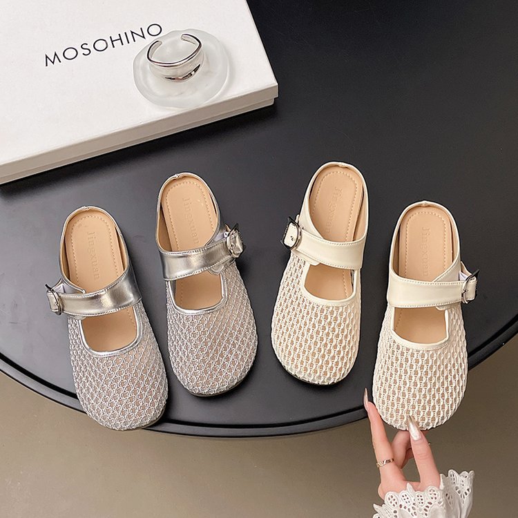A new style of flat-bottomed, perforated, breathable, half-supported French skirt and flip-flops for women to wear outside in summer in 2025 Application Scenario