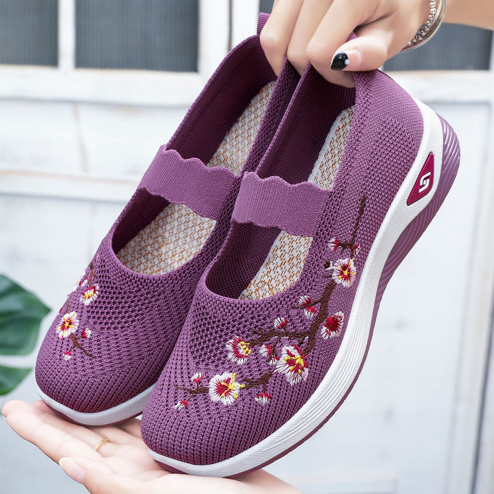 Summer new embroidered shallow opening single shoes for mom, breathable casual shoes for women, and lazy shoes for one foot full figure