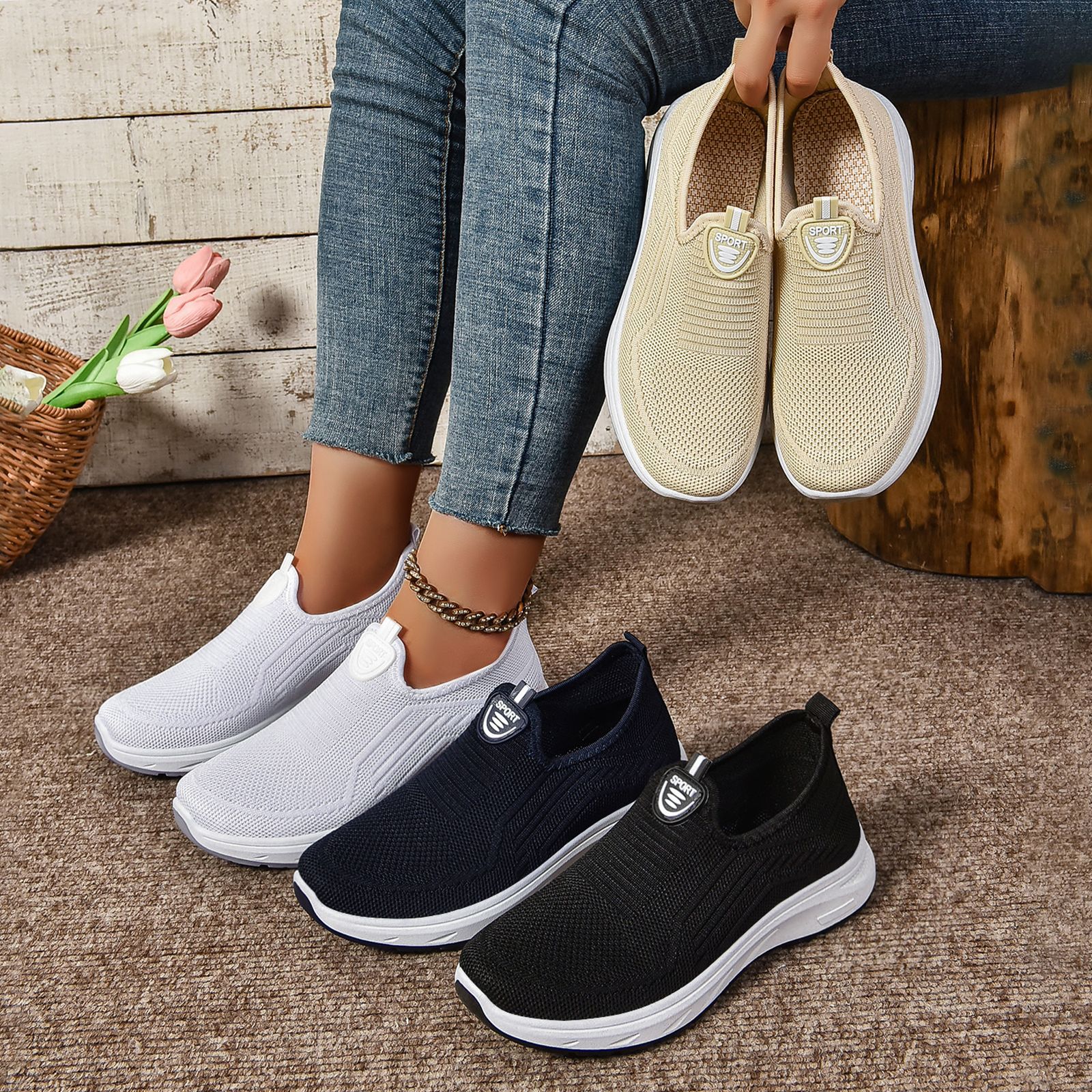 The 2025 new model of temu women's shoes for foreign trade is a comfortable fly-knit mom shoe that is comfortable to wear on one foot. It is a cross-border women's single shoe details Picture