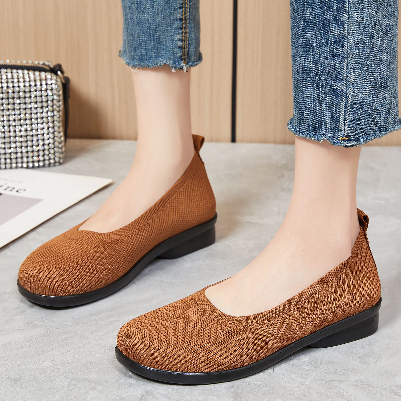 New breathable women's shoes for autumn, mom shoes, casual shoes with mesh surface, fashionable and versatile, soft-soled shoes that don't get tired on the feet details Picture