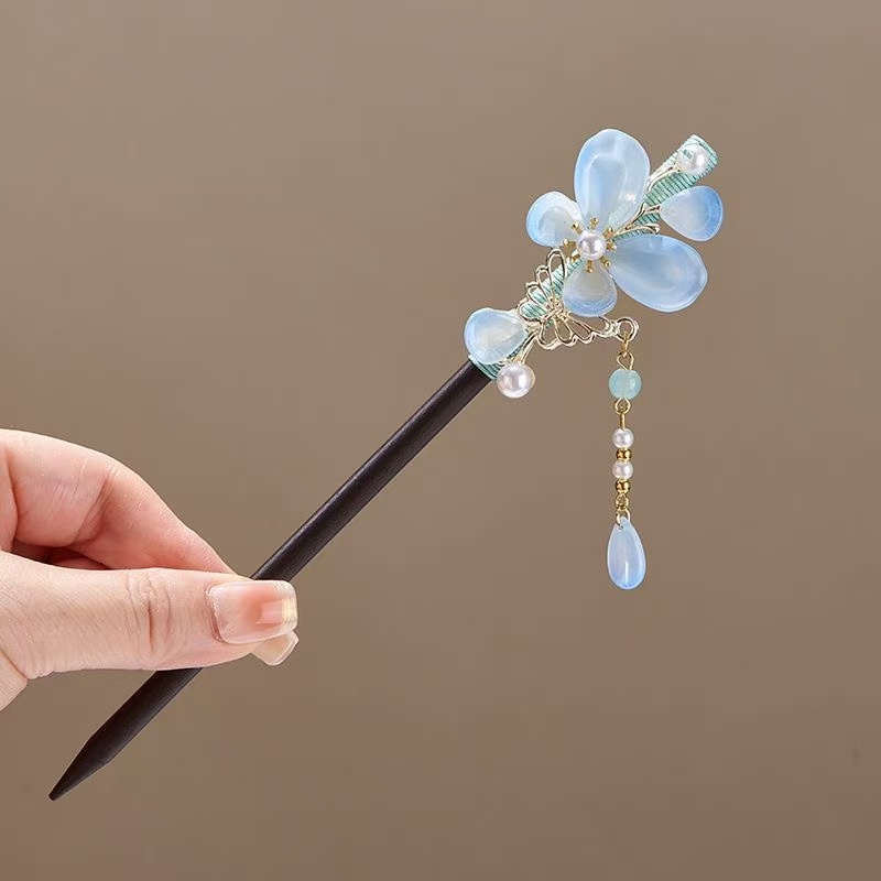 Imitation jade hairpin, gauze butterfly luminous hairpin, intangible cultural heritage velvet flower swallows-shaped fashionable hair accessory Application Scenario
