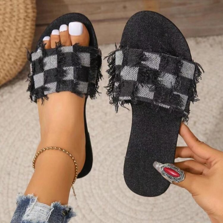 Spring/Summer 2025 fashionable and casual toe-exposing flip-flops, simple and versatile ins flat slippers Application Scenario