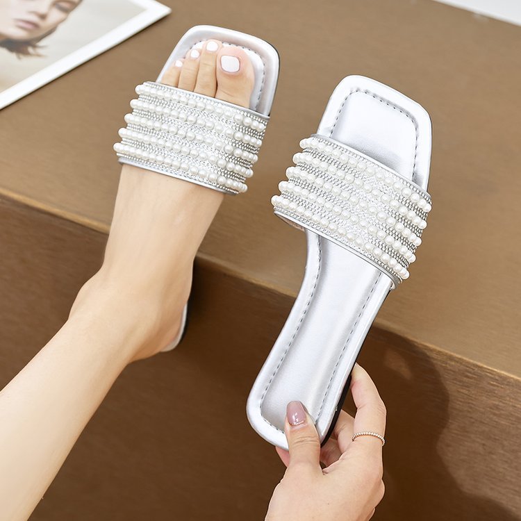Korean version 2025 Summer new fashion outerwear slippers, women's beaded flat flip-flops, beach sandals Application Scenario
