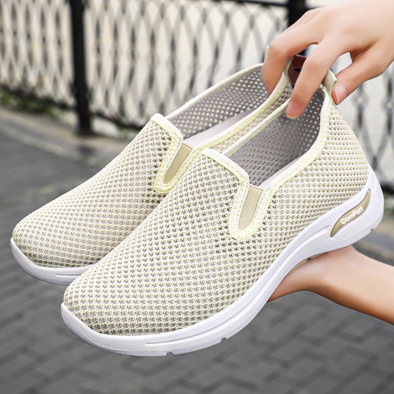 Soft soles for women's shoes in autumn are not tiring to the feet. Cross-border delivery of mom shoes. One step of wearing a breathable and casual single shoe with a perforated mesh surface for women full figure