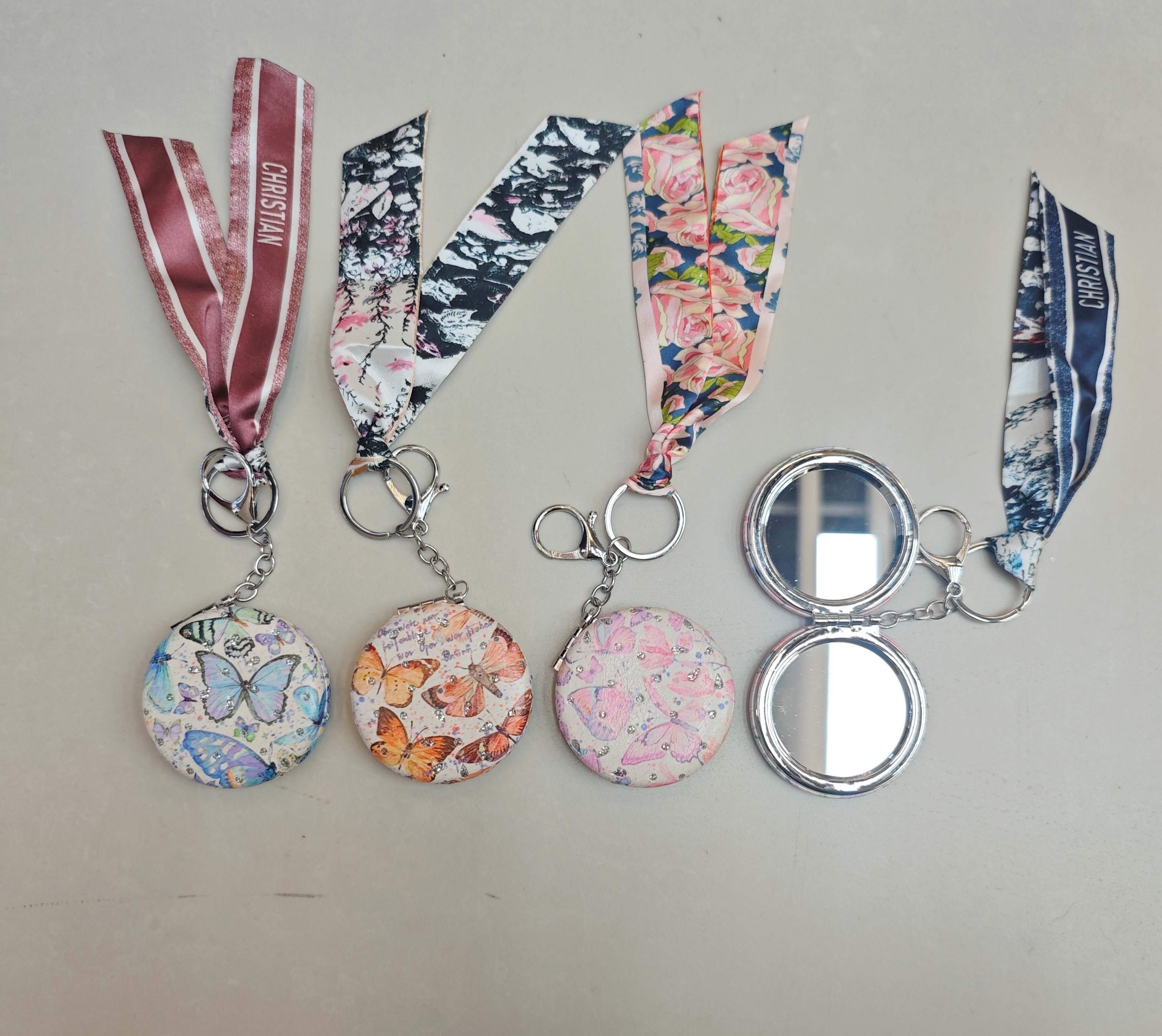 Quality-oriented makeup mirror, bread portable mirror, heart-shaped Valentine's Day convenient and small mirror, round mirror with keychain Item Picture