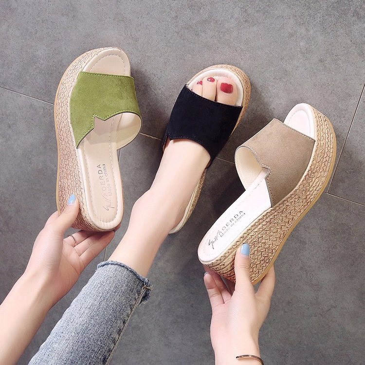 This is a fashionable summer outerwear for women. It features a Korean version of waterproof sloping and flip-flops, thick-soled high-heel flip-flops with a sponge sole Specification drawing