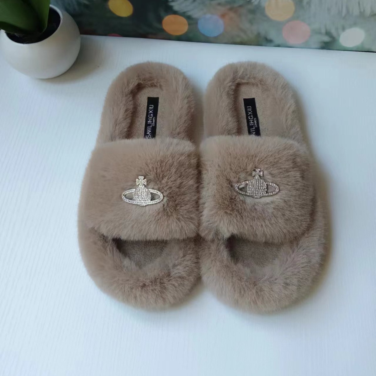 Crown rhinestone accessories, furry slippers, women's outerwear, 2025 autumn/Winter new Roman-style cotton slippers, home plush slippers details Picture