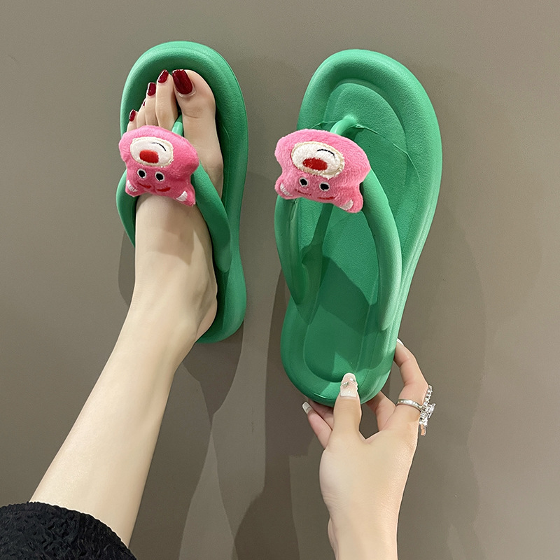 The cute cartoon bear flip-flops worn outside the cool slippers for the summer of 2025 are new colorful flat women's shoes with a feeling of stepping on poop details Picture