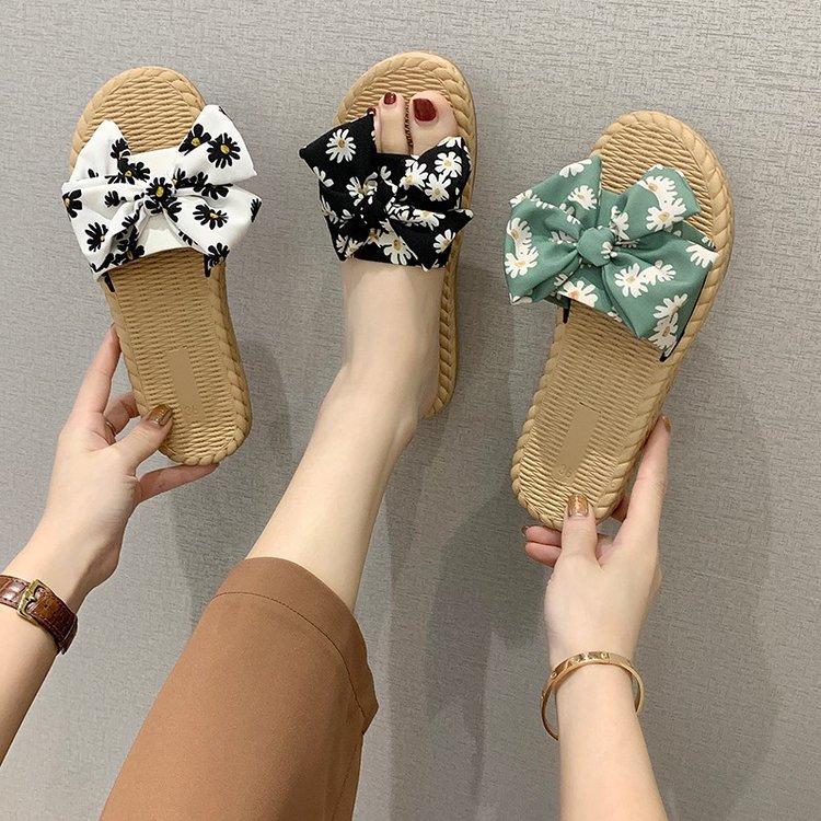 The 2025 new summer Korean version of the trendy flip-flops for women's outerwear, featuring floral bows and flat, fashionable soft soles full figure