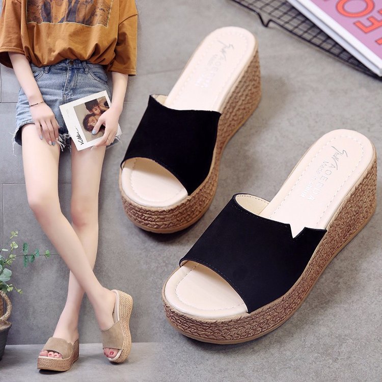 This is a fashionable summer outerwear for women. It features a Korean version of waterproof sloping and flip-flops, thick-soled high-heel flip-flops with a sponge sole details Picture