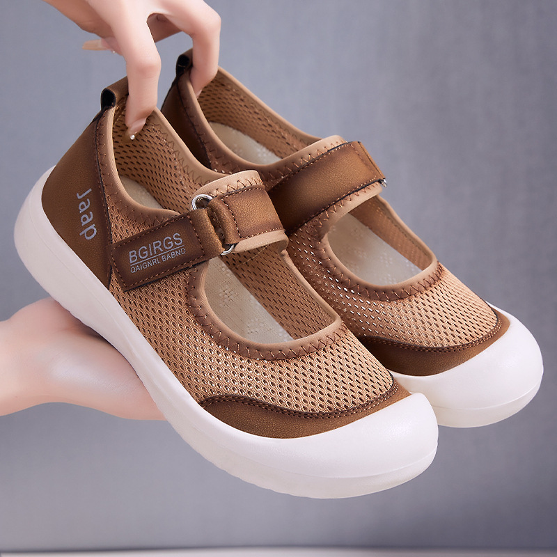 This is a new autumn collection of comfortable and lazy women's casual shoes that can be worn on one foot. These cross-border breathable and comfortable Velcro shoes are versatile for women full figure