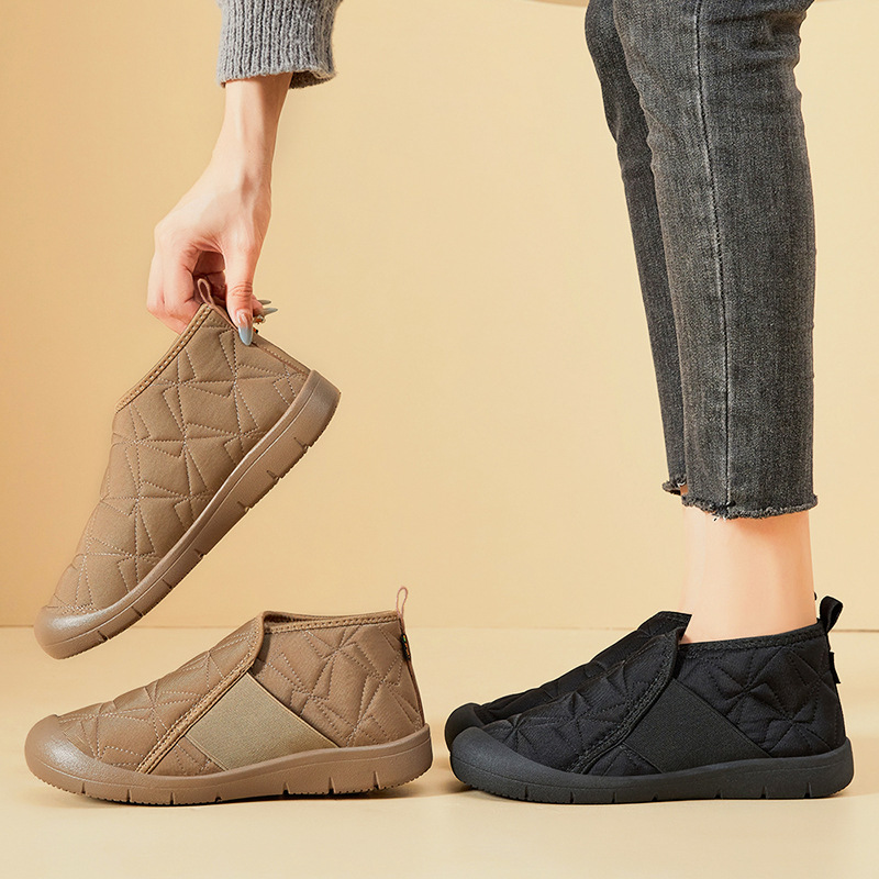 New winter cotton shoes for women, old Beijing cotton shoes for middle-aged and elderly mothers, with added fleece and thickened warmth, one foot snow boots Application Scenario