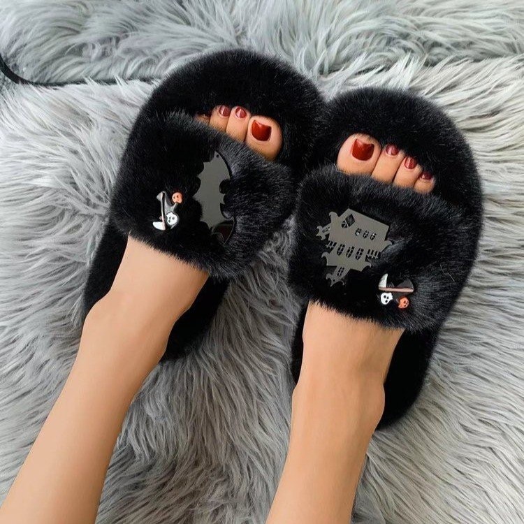 The popular "MAO MAO Tuo Girl" is wearing a new 2025 autumn/winter cartoon ghost indoor warm one-line plush slipper full figure