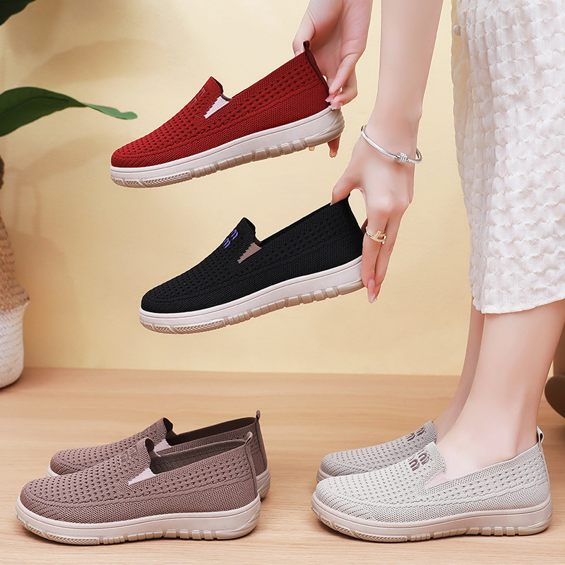 This is a versatile and breathable single shoe for women. It has a soft sole and is not tiring on the feet. It has a thick sole and is casual. It's an old Beijing cloth shoe. Women can wear mom shoes with one foot Specification drawing